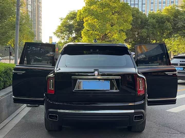 Rolls-Royce Cullinan, 2023 — фото 2 из 9