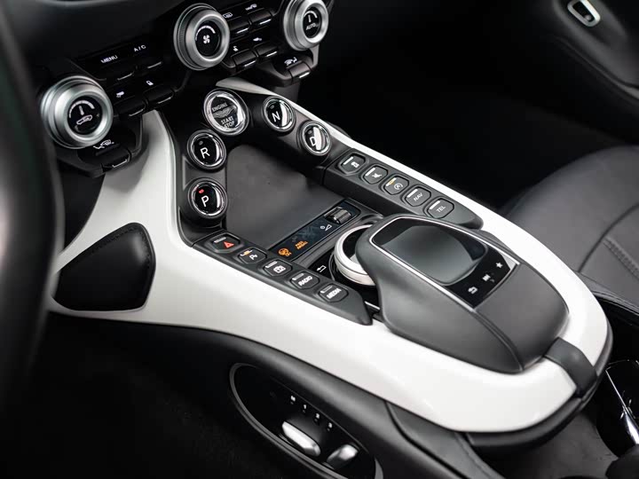 Aston Martin V8 Vantage, 2021 — фото 8 из 9