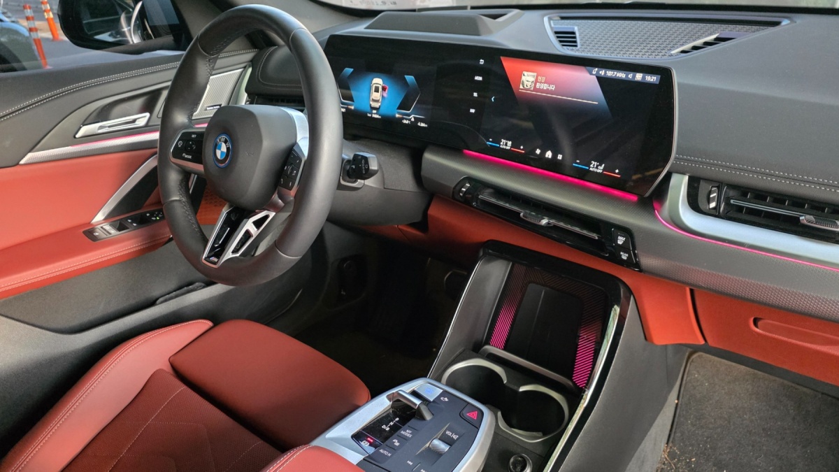 BMW iX1, 2025 — фото 5 из 12