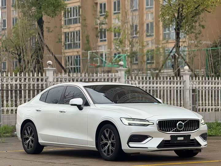 Volvo S60, 2023 — фото 3 из 9