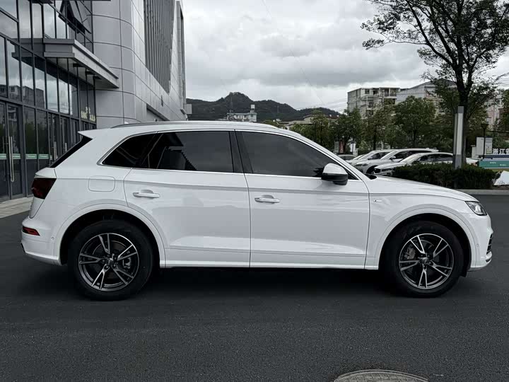 Audi Q5L, 2022 — фото 7 из 9