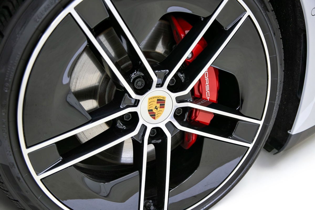 Porsche Taycan, 2024 — фото 8 из 12