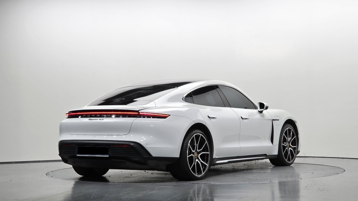 Porsche Taycan, 2023 — фото 2 из 12