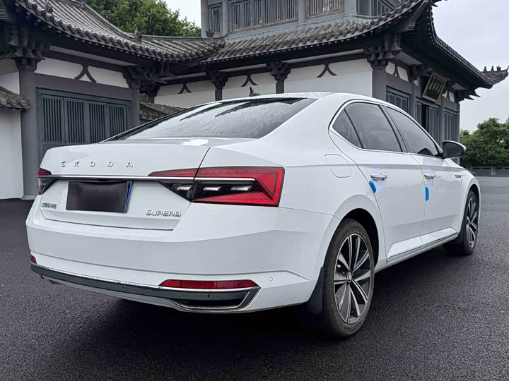 Skoda Superb, 2023 — фото 6 из 9