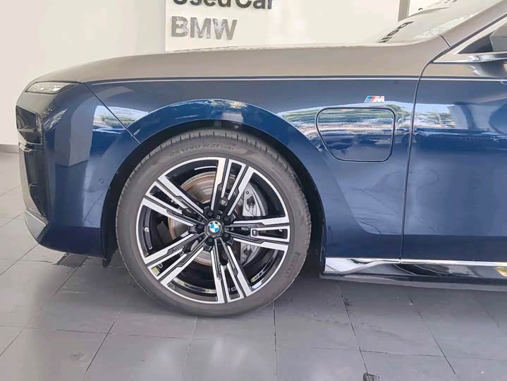 BMW i7, 2025 — фото 6 из 9