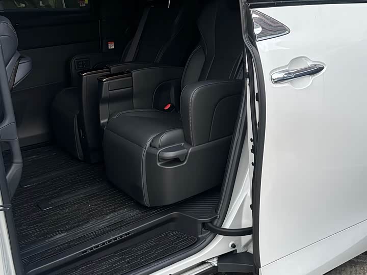 Toyota Alphard, 2025 — фото 9 из 9