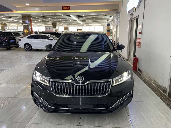 Skoda Superb, 2023 — фото 2 из 9