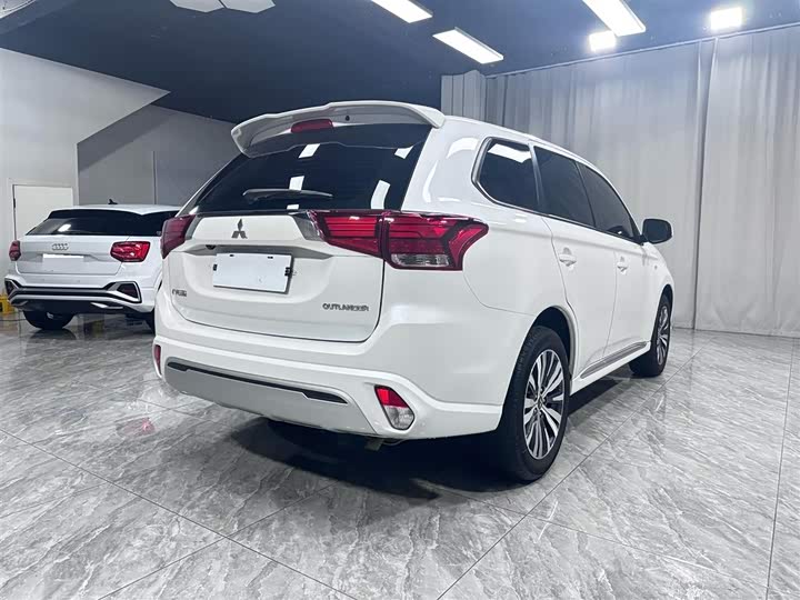 Mitsubishi Outlander, 2022 — фото 6 из 9