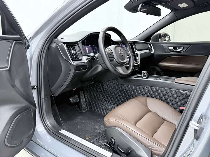 Volvo S60, 2023 — фото 4 из 9