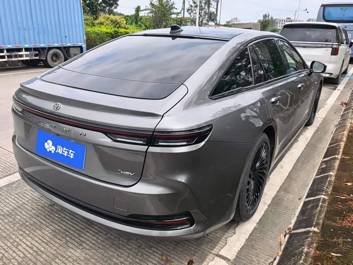 Toyota Crown Sedan, 2024 — фото 3 из 9