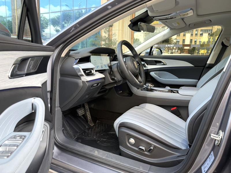 Hongqi H5 Hybrid, 2025 — фото 6 из 8