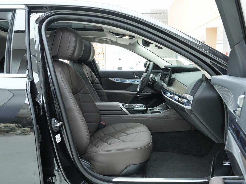 BMW 7 Series, 2025 — фото 11 из 12