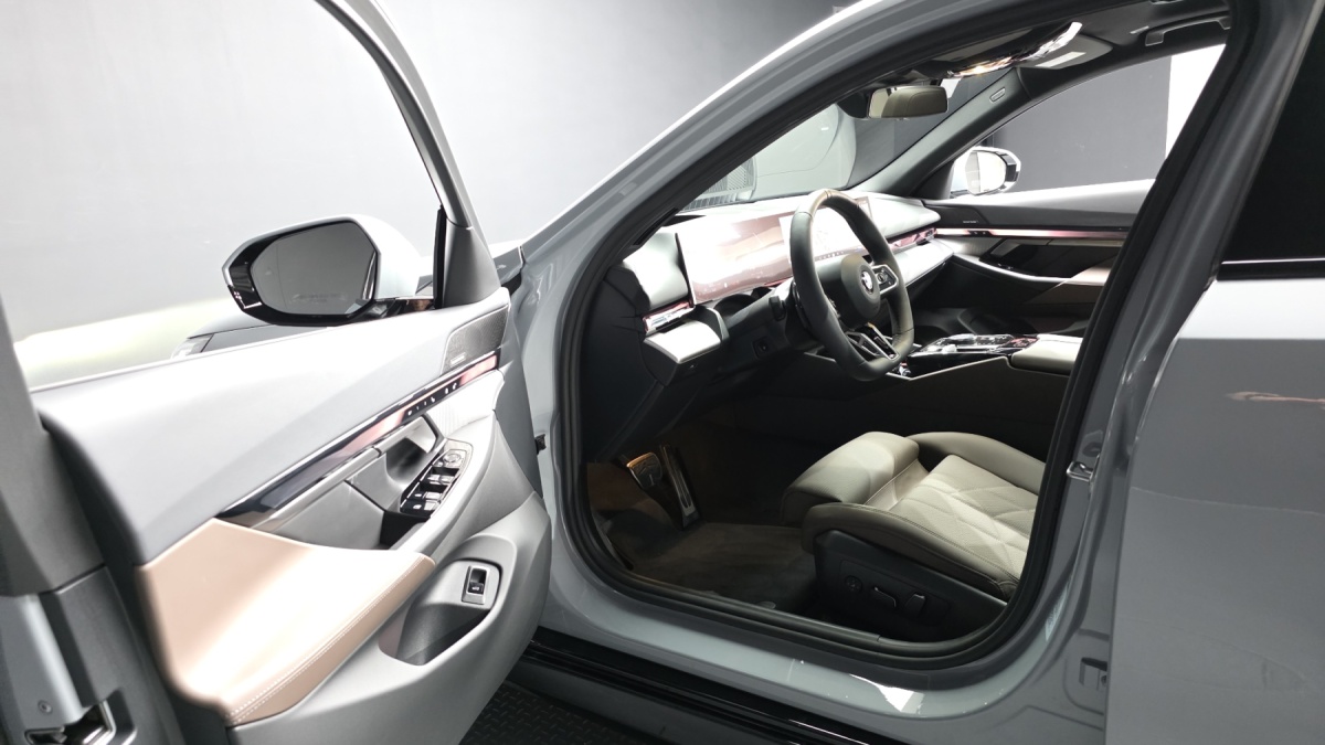 BMW 5 Series, 2025 — фото 10 из 12
