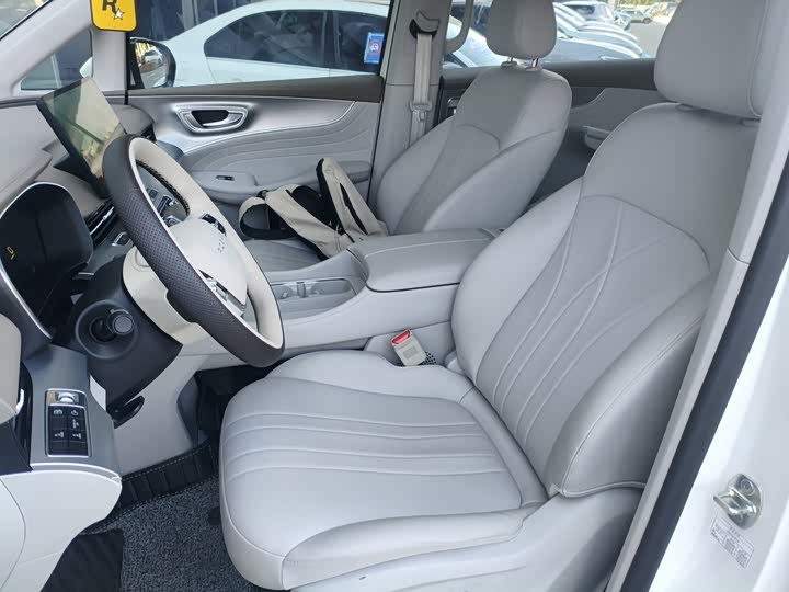 Roewe iMax 8 EV, 2025 — фото 8 из 9