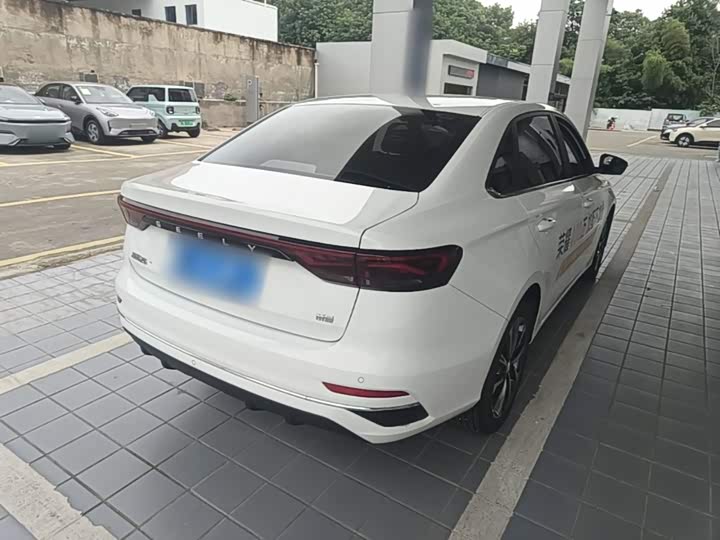 Geely Emgrand, 2025 — фото 7 из 9