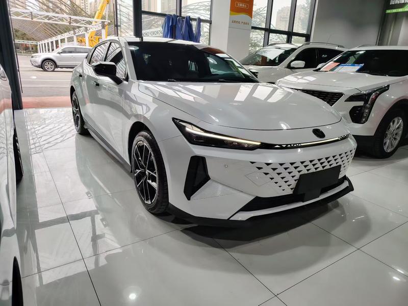 Changan UNI-V Hybrid, 2026 — фото 3 из 11