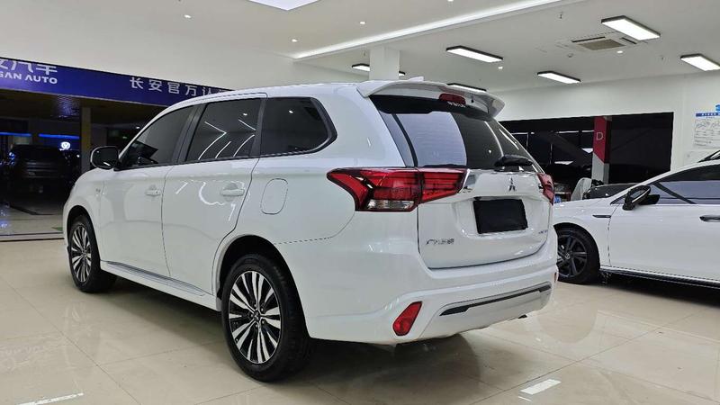 Mitsubishi Outlander, 2023 — фото 4 из 10