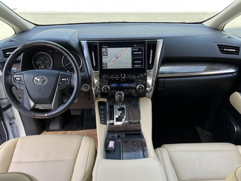 Toyota Alphard, 2023 — фото 7 из 10