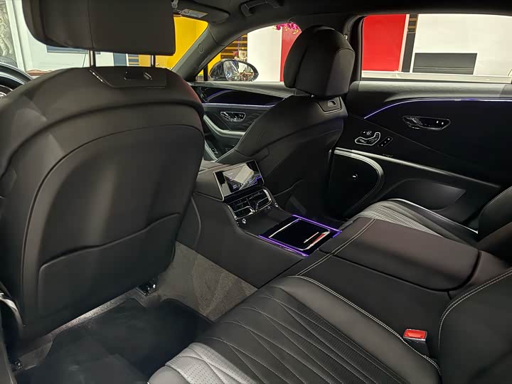 Bentley Flying Spur Hybrid, 2023 — фото 5 из 9