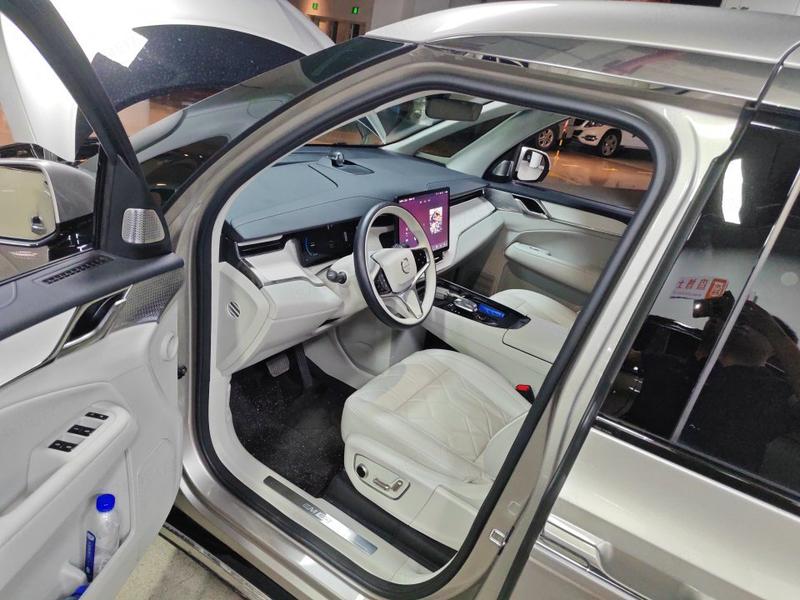 Volvo EM90, 2024 — фото 7 из 9