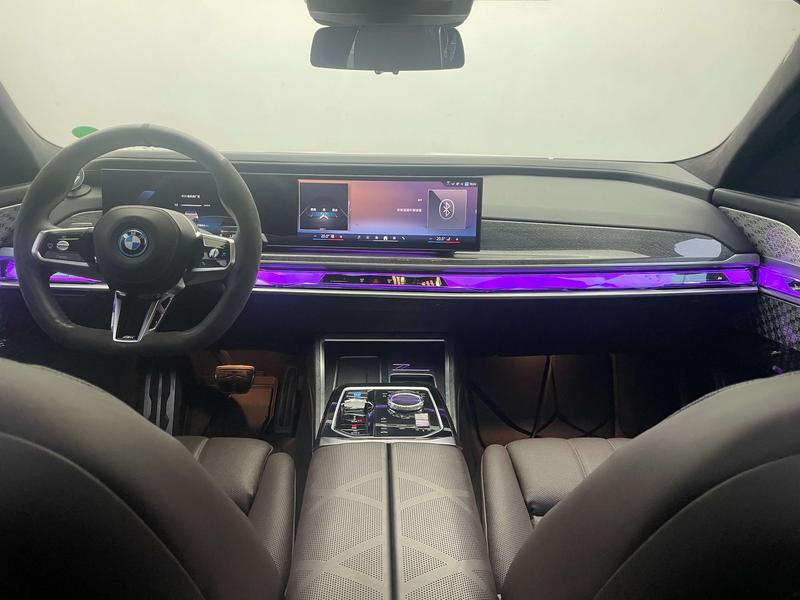BMW i7, 2025 — фото 8 из 12