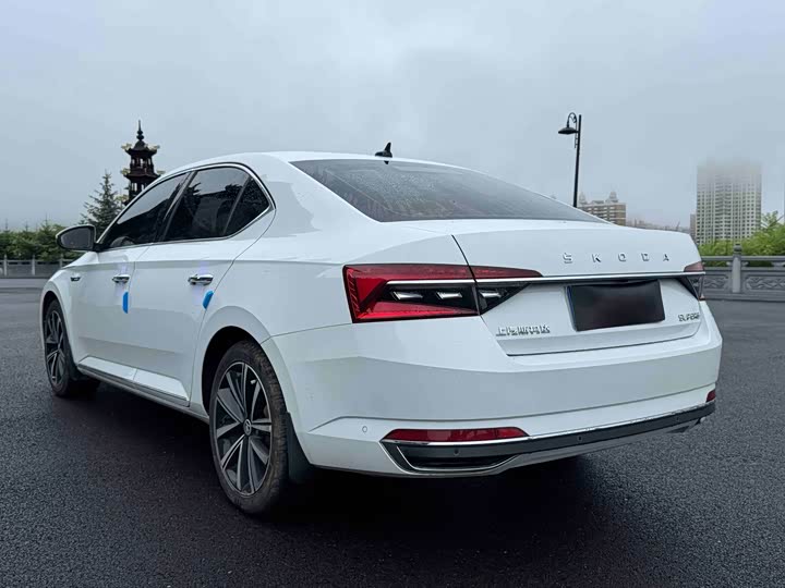 Skoda Superb, 2023 — фото 4 из 9
