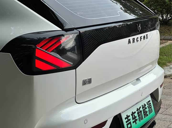 BAIC Arcfox T1, 2025 — фото 8 из 9