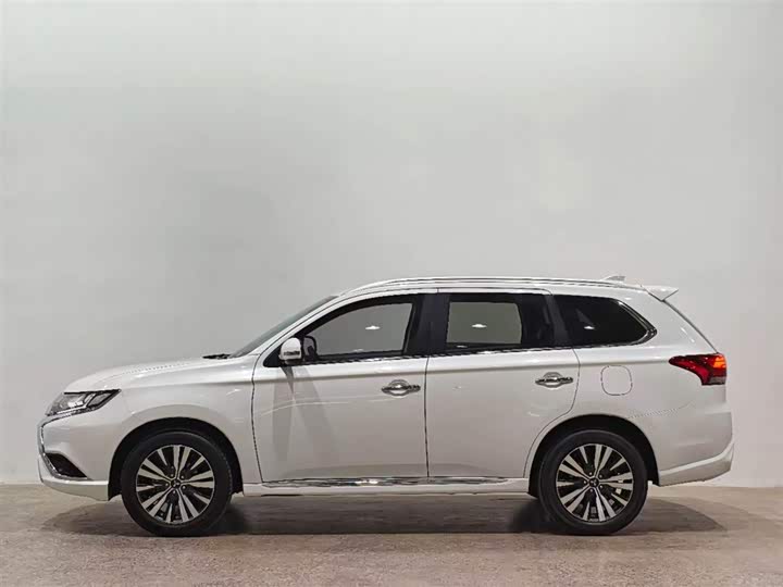 Mitsubishi Outlander, 2022 — фото 3 из 9