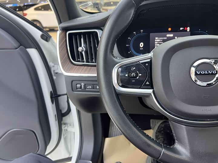 Volvo XC60 Hybrid, 2021 — фото 6 из 9