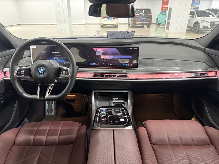 BMW i7, 2025 — фото 7 из 9