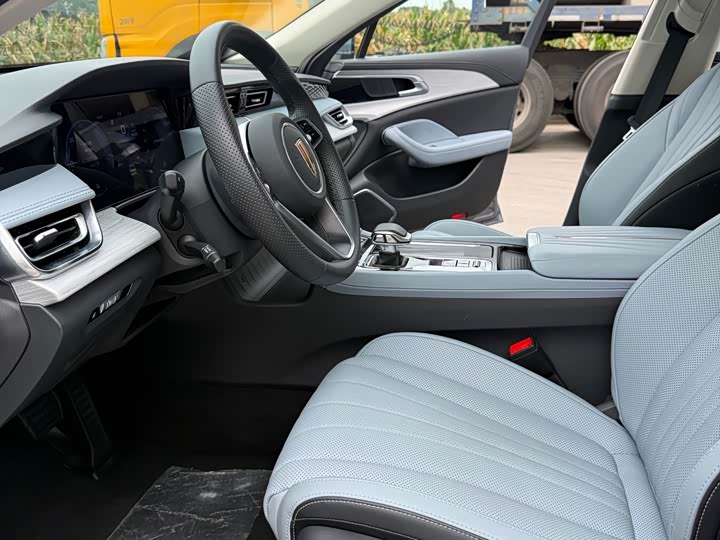 Hongqi H5 Hybrid, 2025 — фото 6 из 9