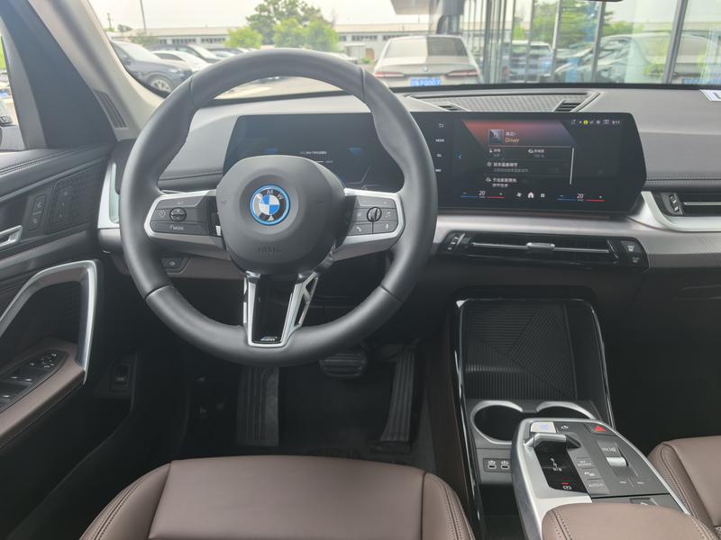 BMW iX1, 2025 — фото 8 из 12