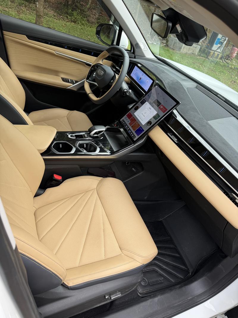 Geely Atlas L, 2022 — фото 7 из 8
