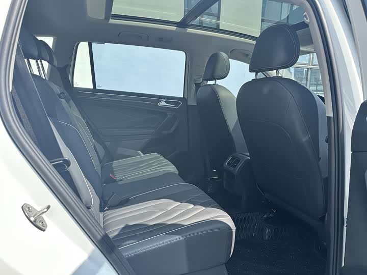 Volkswagen Tiguan L Pro, 2023 — фото 8 из 9
