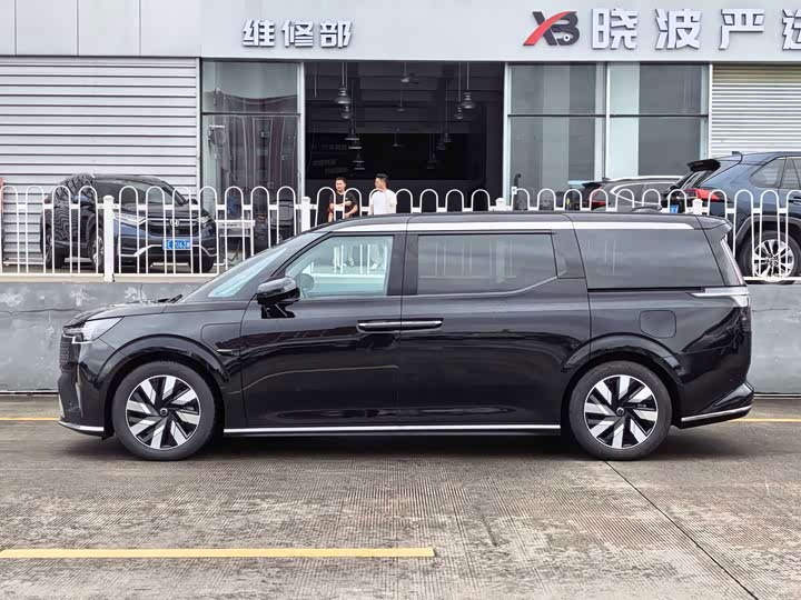 Volvo EM90, 2023 — фото 3 из 9