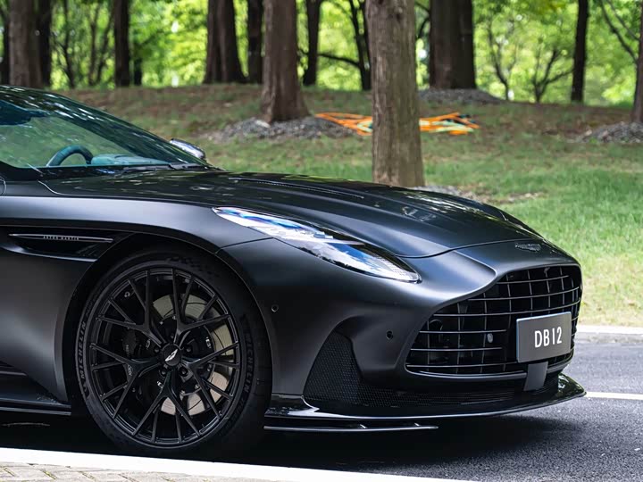 Aston Martin DB12, 2025 — фото 4 из 9