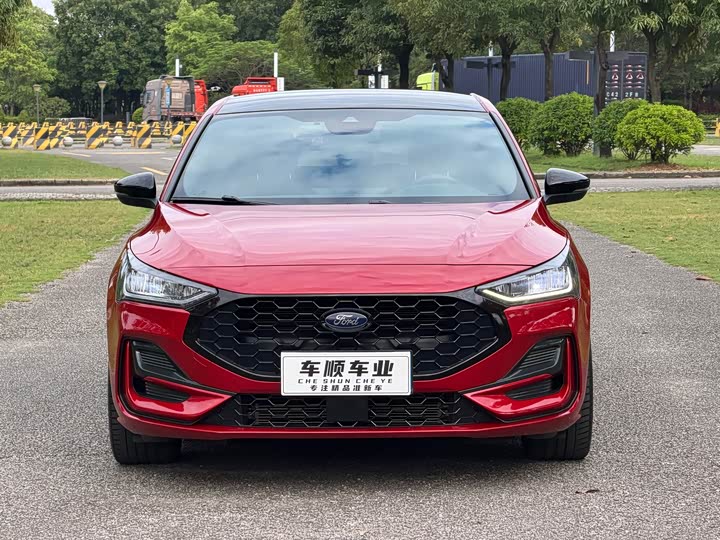 Ford Focus, 2022 — фото 2 из 9