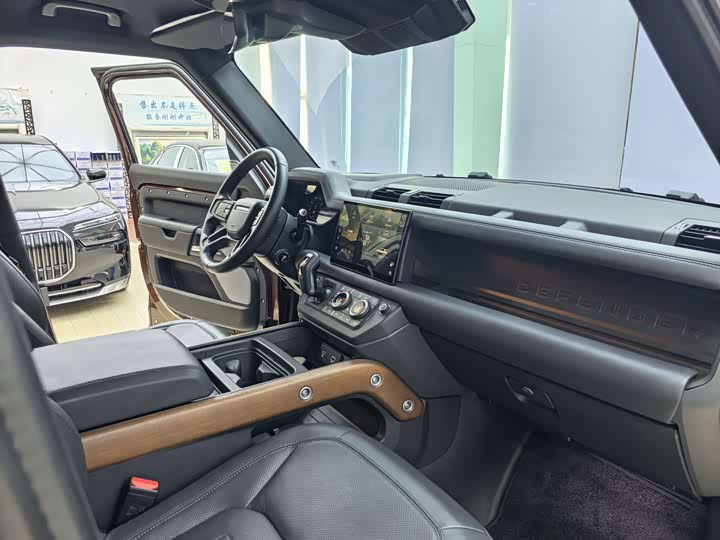 Land Rover Defender, 2024 — фото 7 из 9