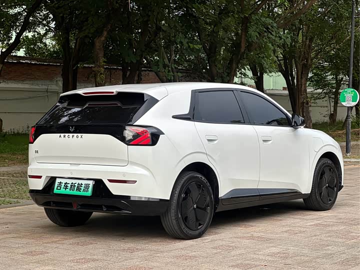 BAIC Arcfox T1, 2025 — фото 6 из 9