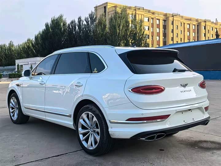 Bentley Bentayga, 2024 — фото 2 из 9