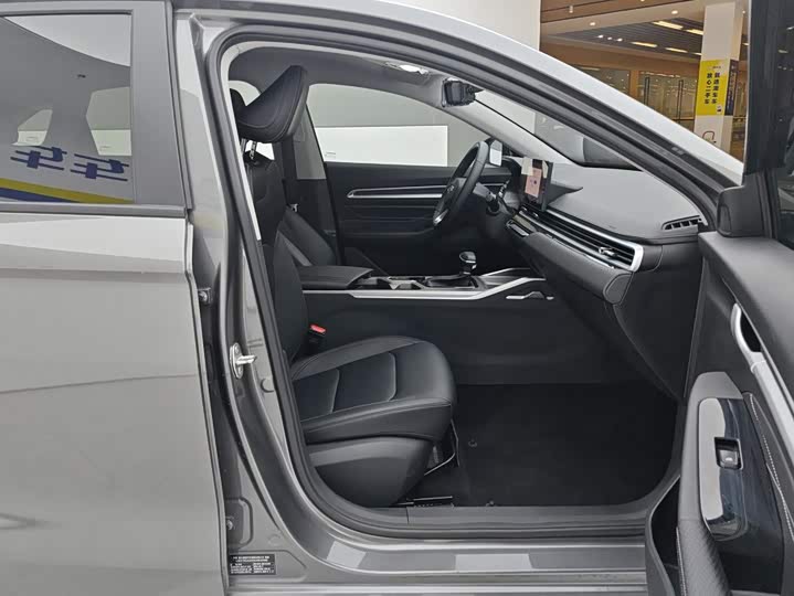 Geely Emgrand, 2025 — фото 8 из 9