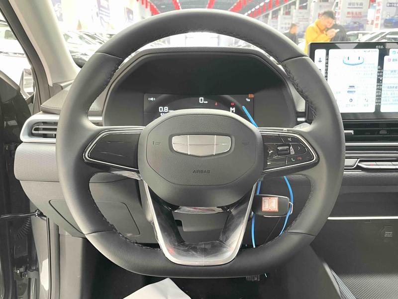 Geely Emgrand, 2025 — фото 10 из 12
