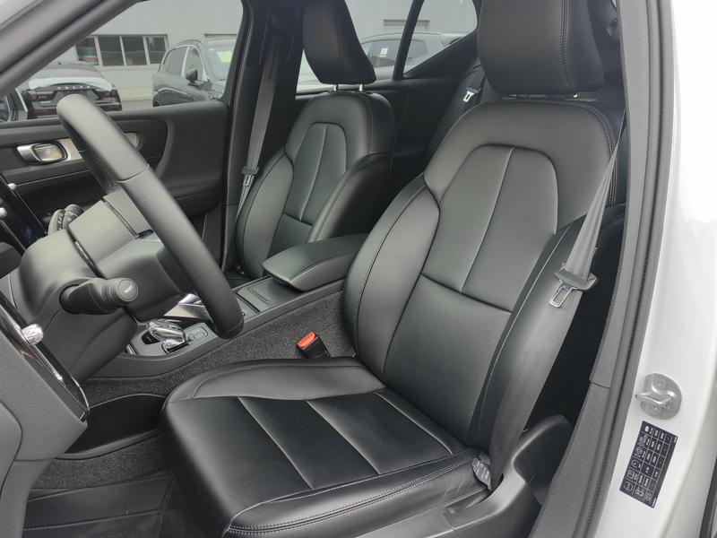 Volvo XC40, 2023 — фото 6 из 8