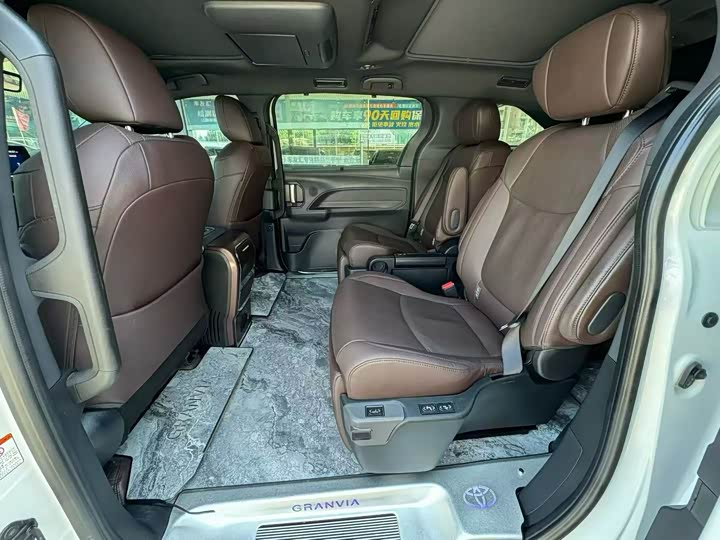 Toyota Granvia, 2024 — фото 6 из 9