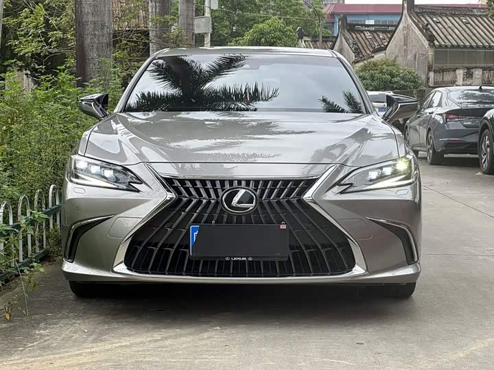Lexus ES, 2023 — фото 2 из 9