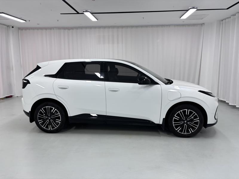 BAIC Arcfox T1, 2025 — фото 8 из 12