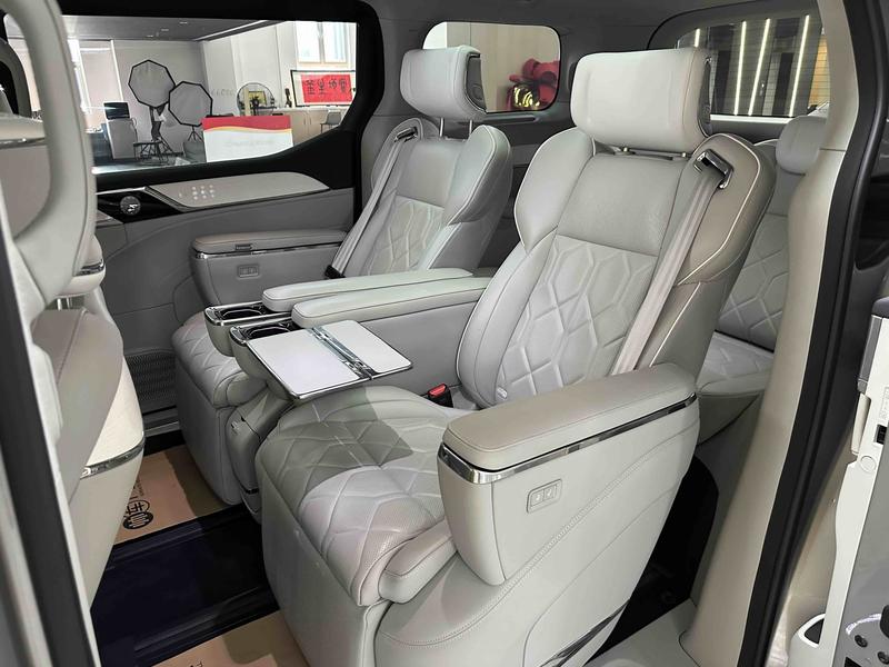 Volvo EM90, 2024 — фото 11 из 12