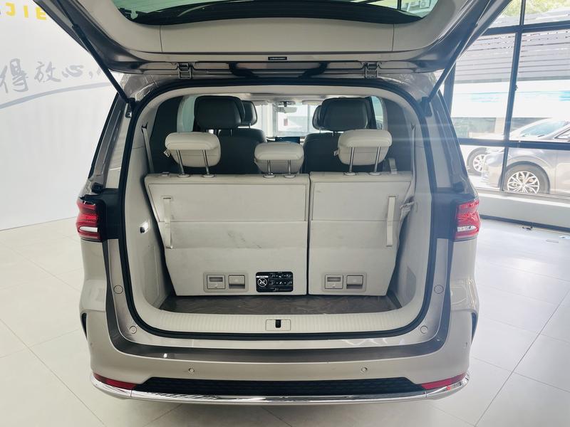 Roewe iMax 8, 2025 — фото 10 из 11