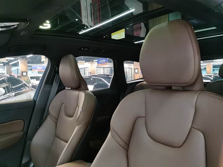 Volvo XC60 Hybrid, 2024 — фото 6 из 9