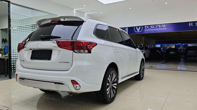 Mitsubishi Outlander, 2023 — фото 6 из 10